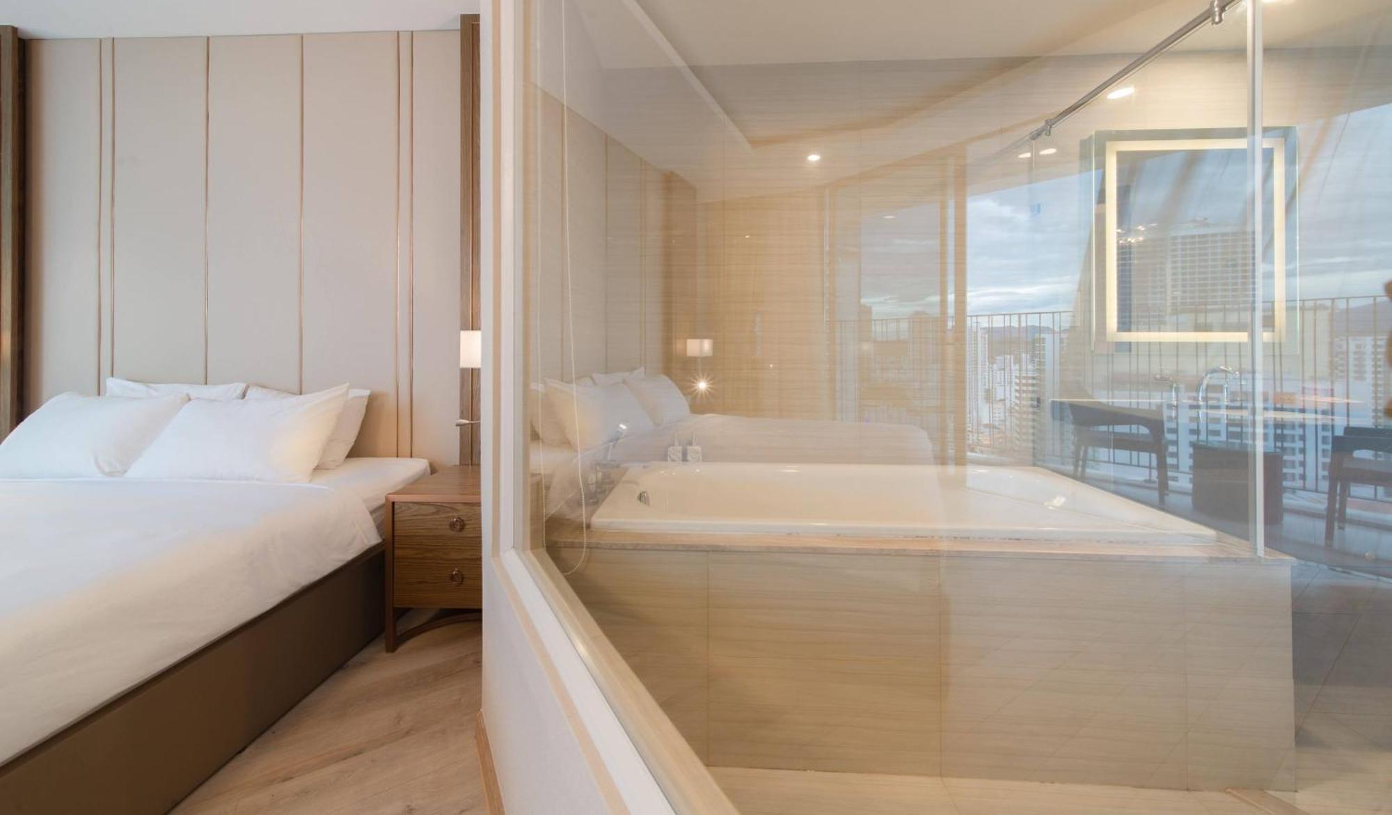 Coastal Panorama Oceanfront Suites 芽庄 外观 照片