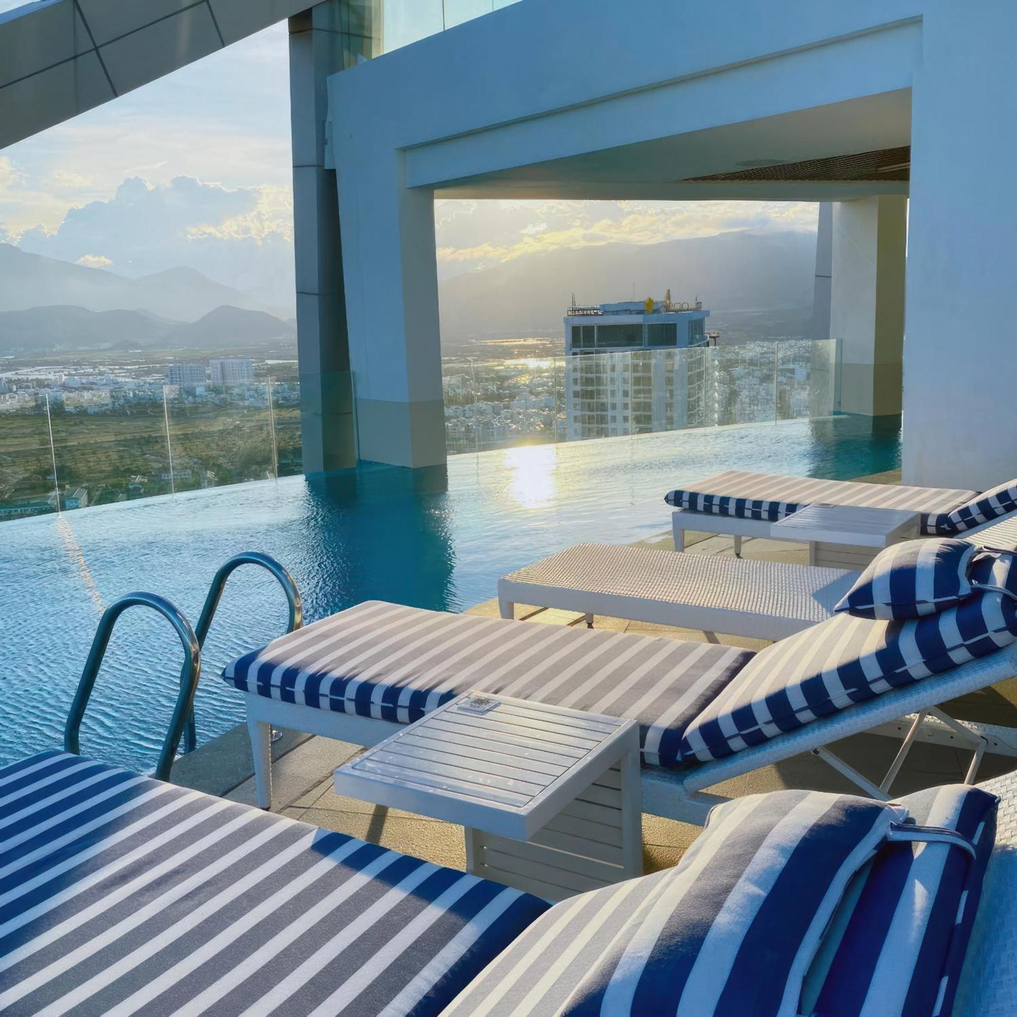 Coastal Panorama Oceanfront Suites 芽庄 外观 照片